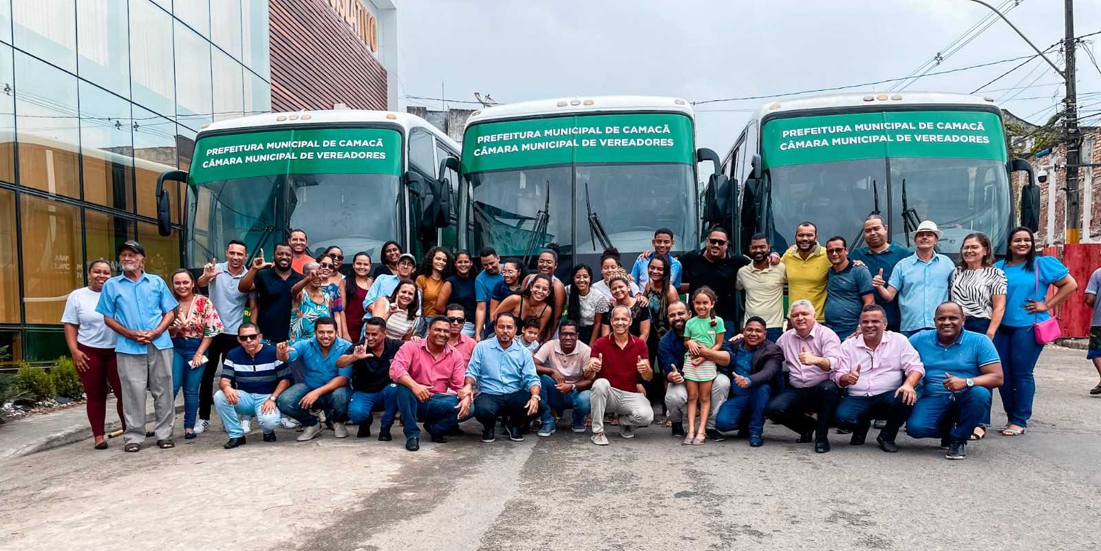 *Camacã: Câmara de Vereadores e Prefeitura realizam sonho e presenteiam os universitários com três ônibus.*
